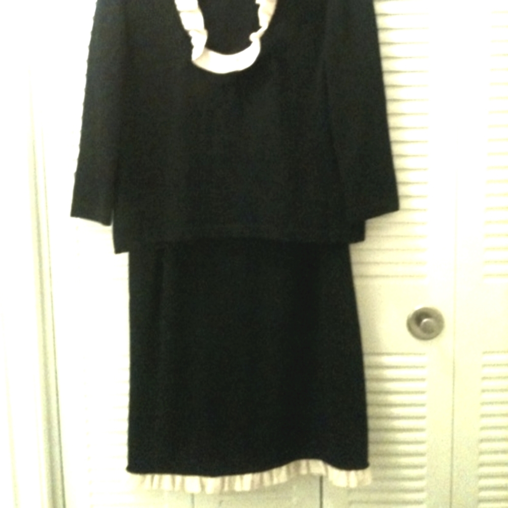 St. John Gorgeous 2pc Black White Ruffled Top and Skirt Set Sz 14